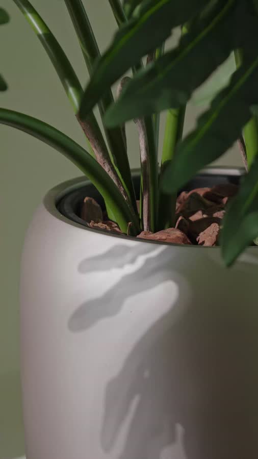 Кашпо TREEZ Effectory - Metal - Высокий округлый конус - Лаковое тёмное серебро фото