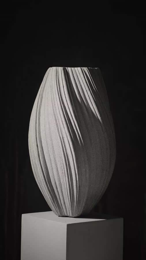 Кашпо TREEZ Effectory - Dune - Высокая Design-ваза - Дымчато-серый песок фото